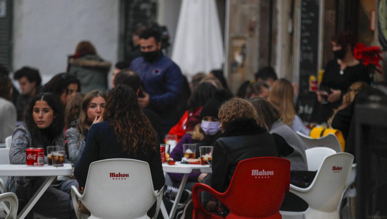 En imágenes, ambiente de las cafeterías y bares de Sevilla con los nuevos horarios