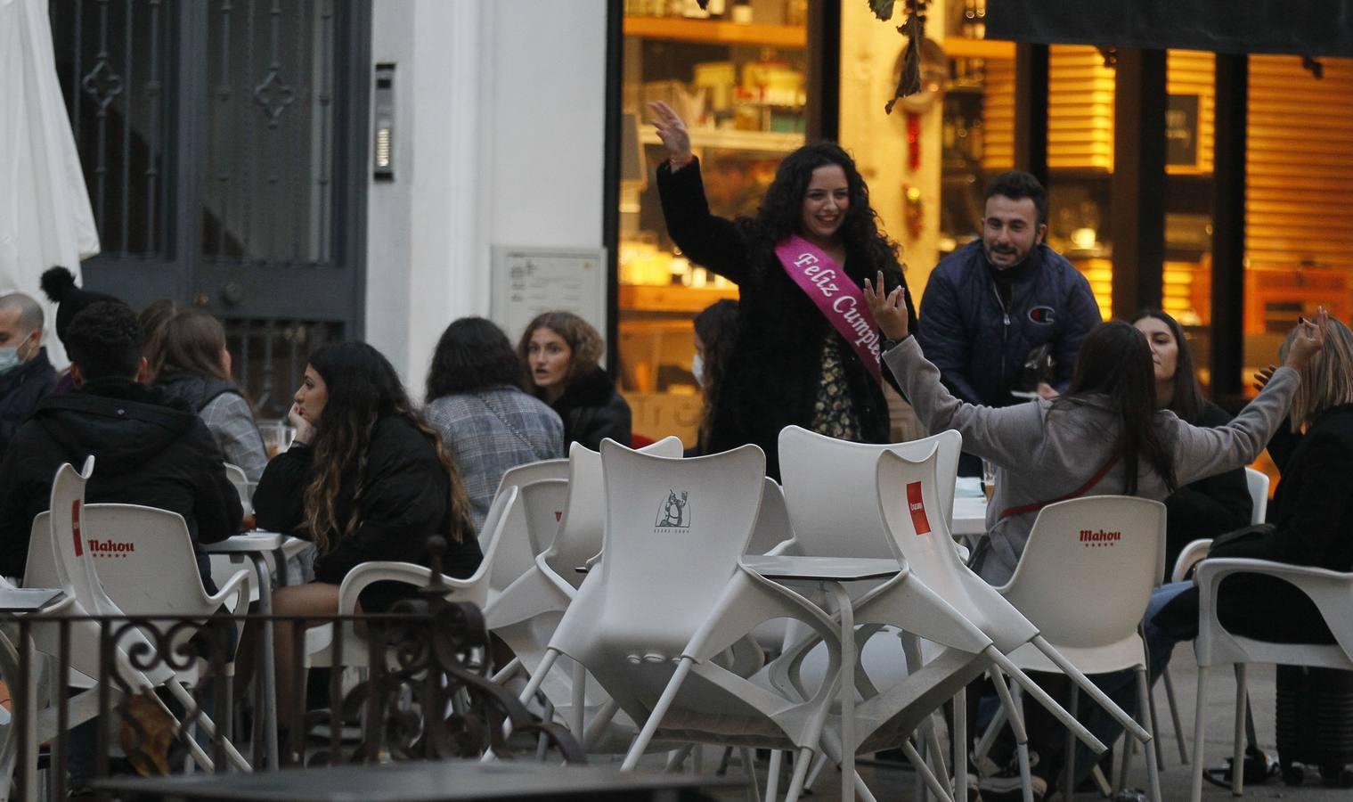 En imágenes, ambiente de las cafeterías y bares de Sevilla con los nuevos horarios