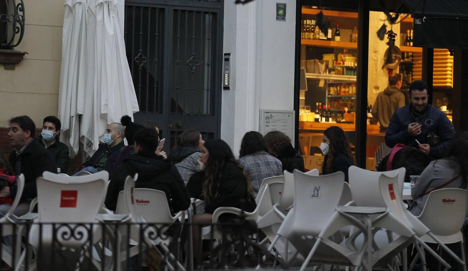 En imágenes, ambiente de las cafeterías y bares de Sevilla con los nuevos horarios