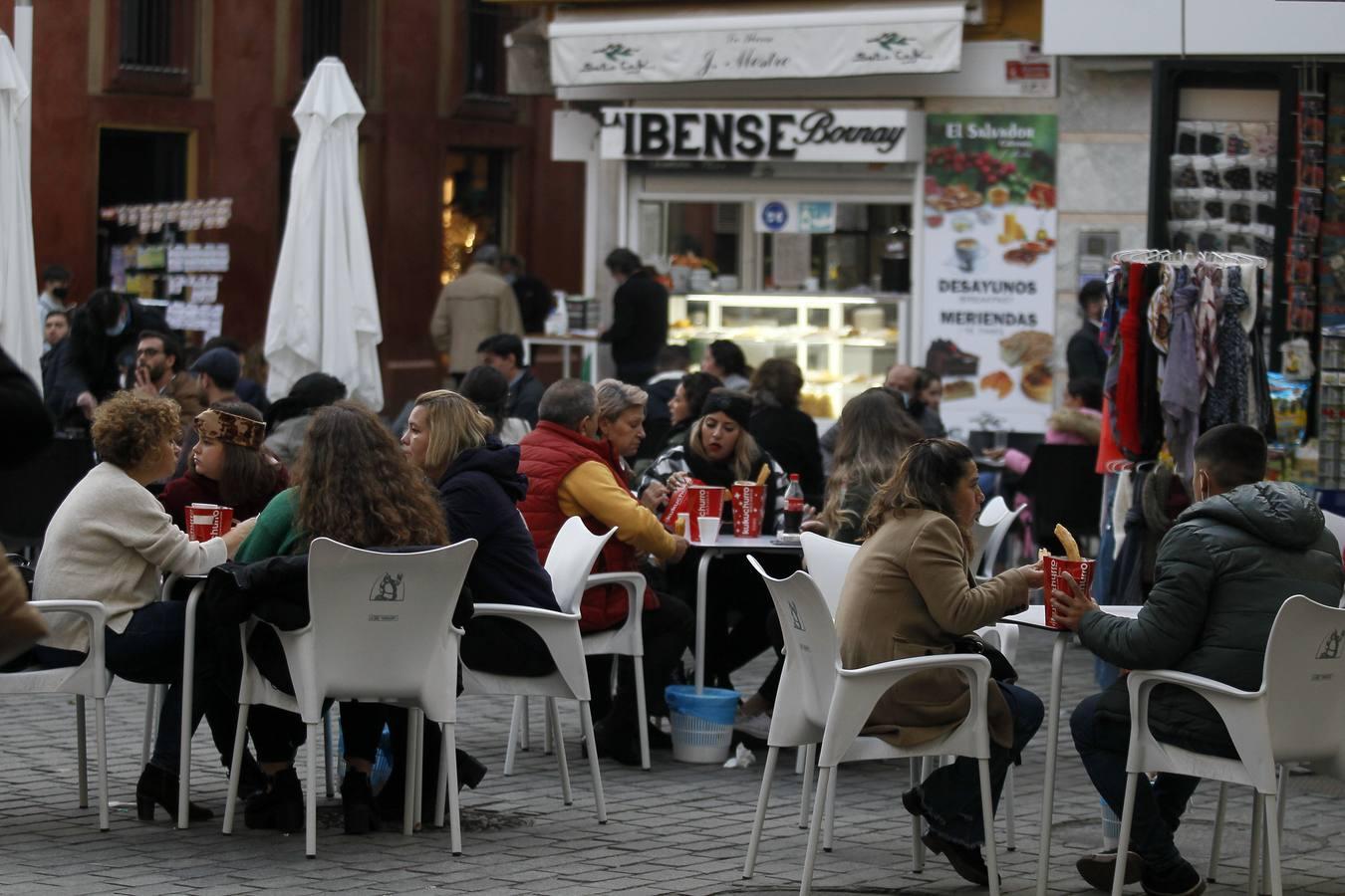 En imágenes, ambiente de las cafeterías y bares de Sevilla con los nuevos horarios