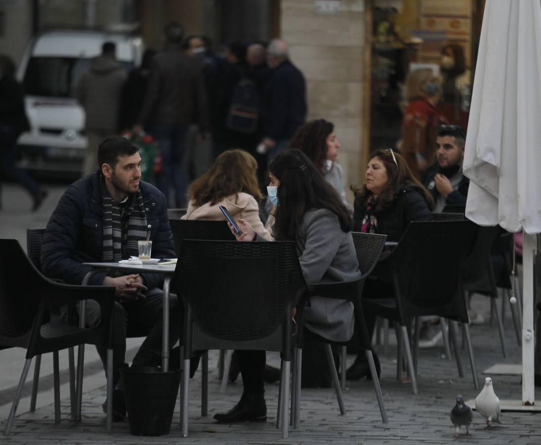 En imágenes, ambiente de las cafeterías y bares de Sevilla con los nuevos horarios