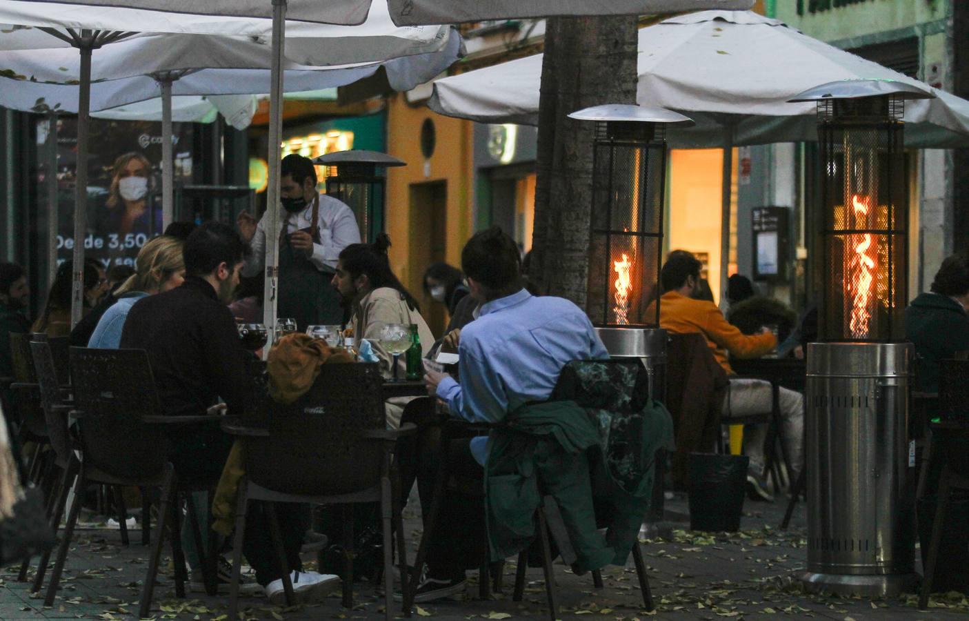 En imágenes, ambiente de las cafeterías y bares de Sevilla con los nuevos horarios