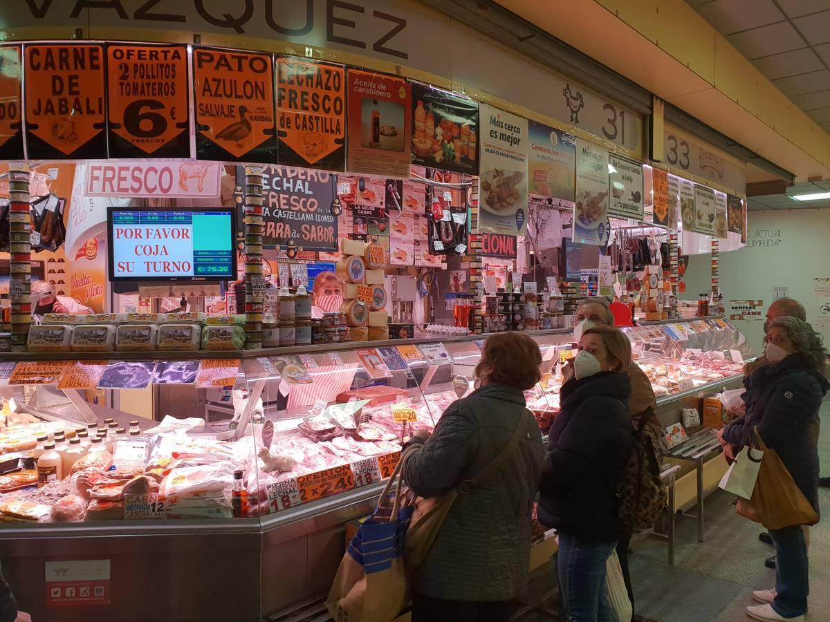 Vuelve la vida a las plazas de abasto de Sevilla