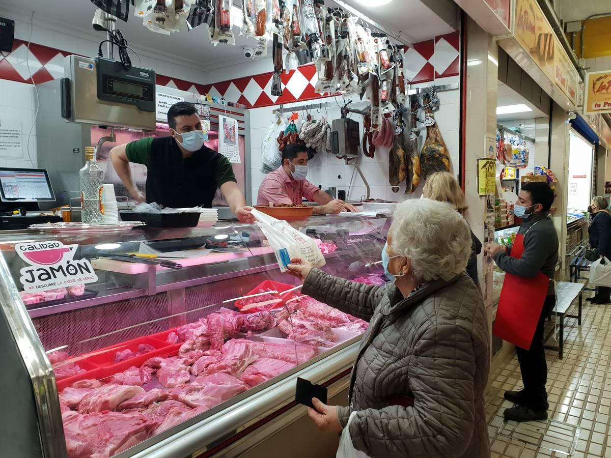 Vuelve la vida a las plazas de abasto de Sevilla