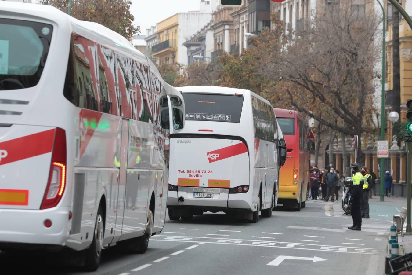 Los autobuses turísticos protestan en Sevilla