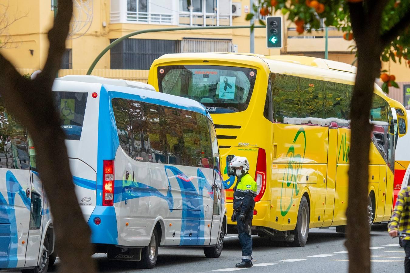 Los autobuses turísticos protestan en Sevilla