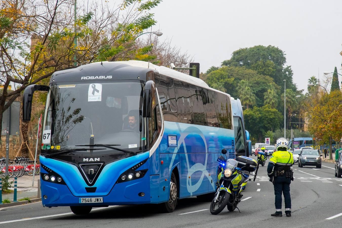 Los autobuses turísticos protestan en Sevilla