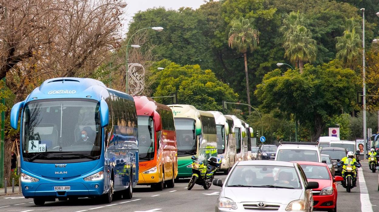 Los autobuses turísticos protestan en Sevilla