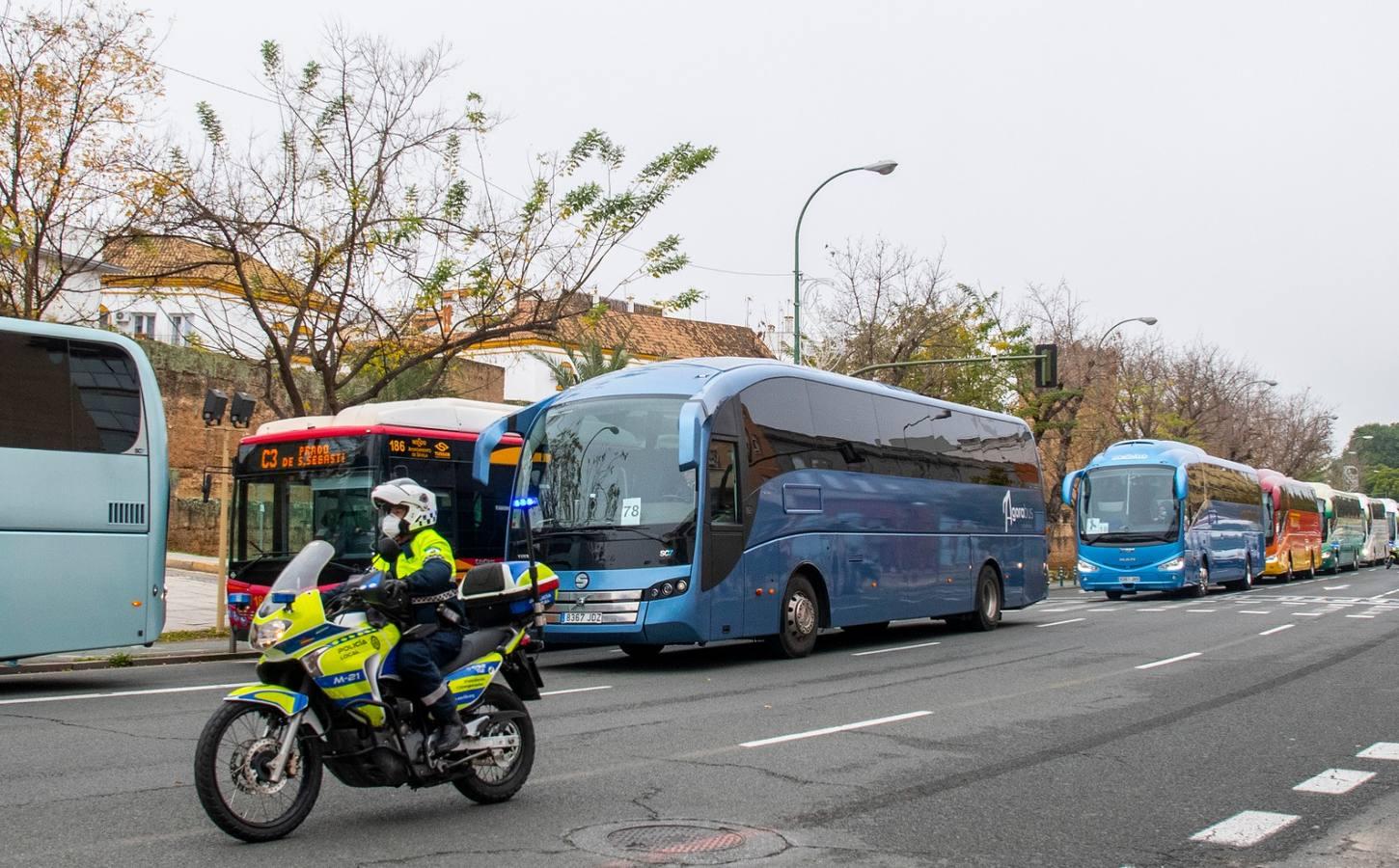 Los autobuses turísticos protestan en Sevilla