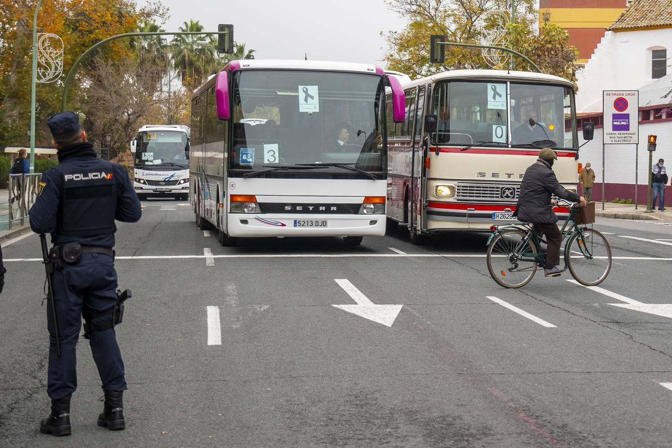 Los autobuses turísticos protestan en Sevilla