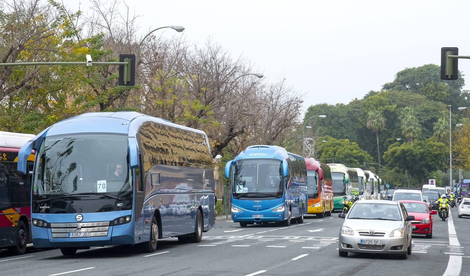 Los autobuses turísticos protestan en Sevilla