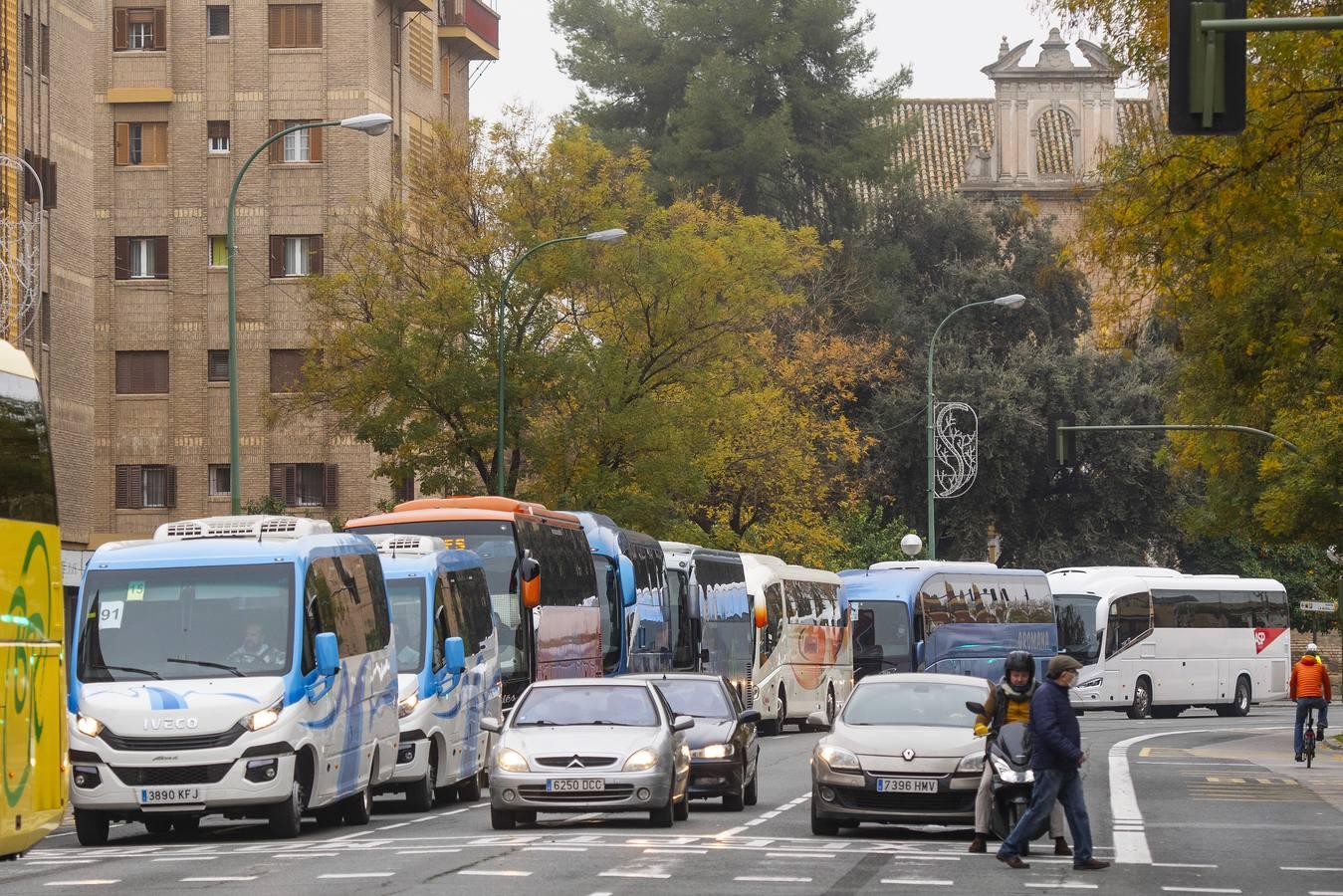 Los autobuses turísticos protestan en Sevilla