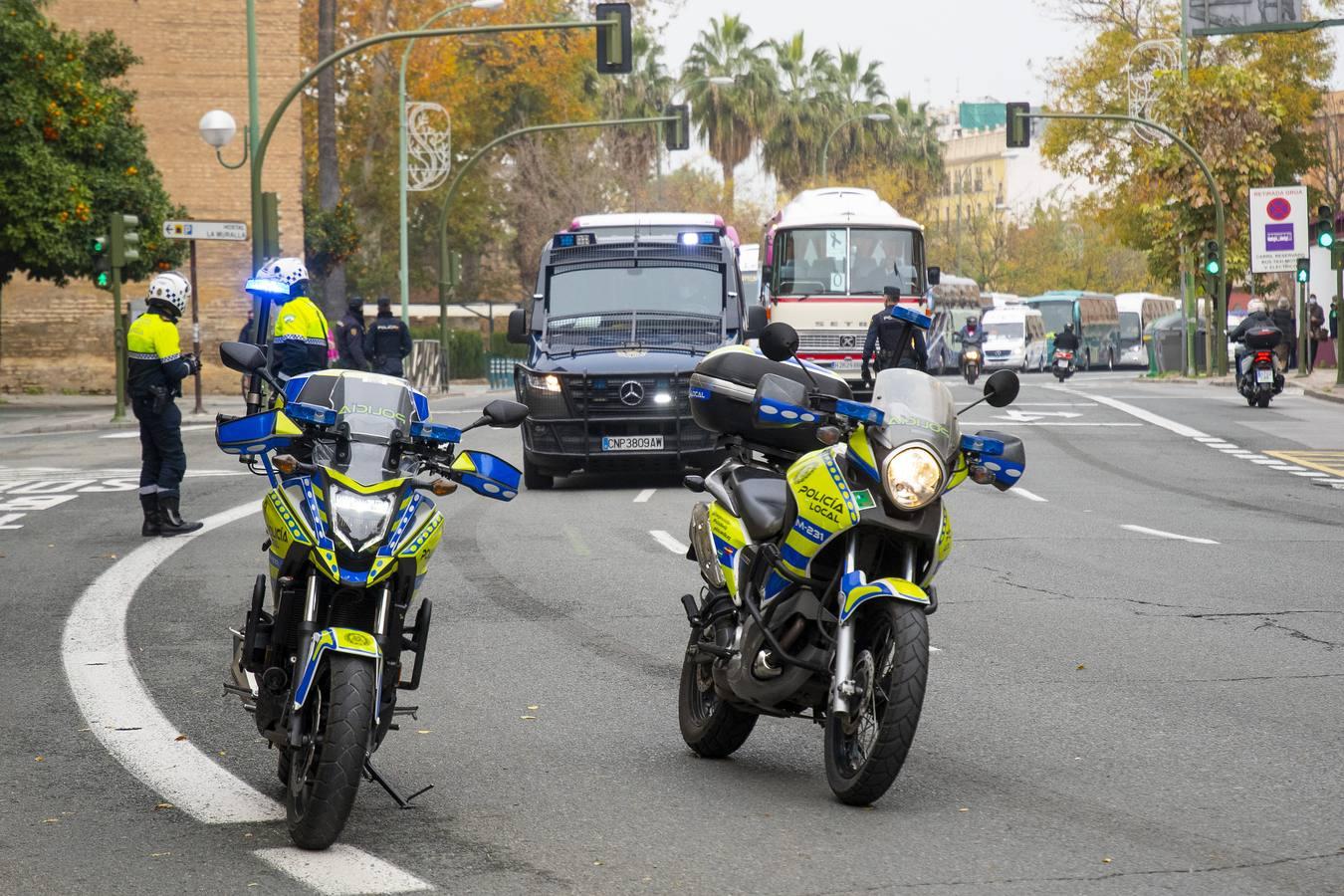 Los autobuses turísticos protestan en Sevilla