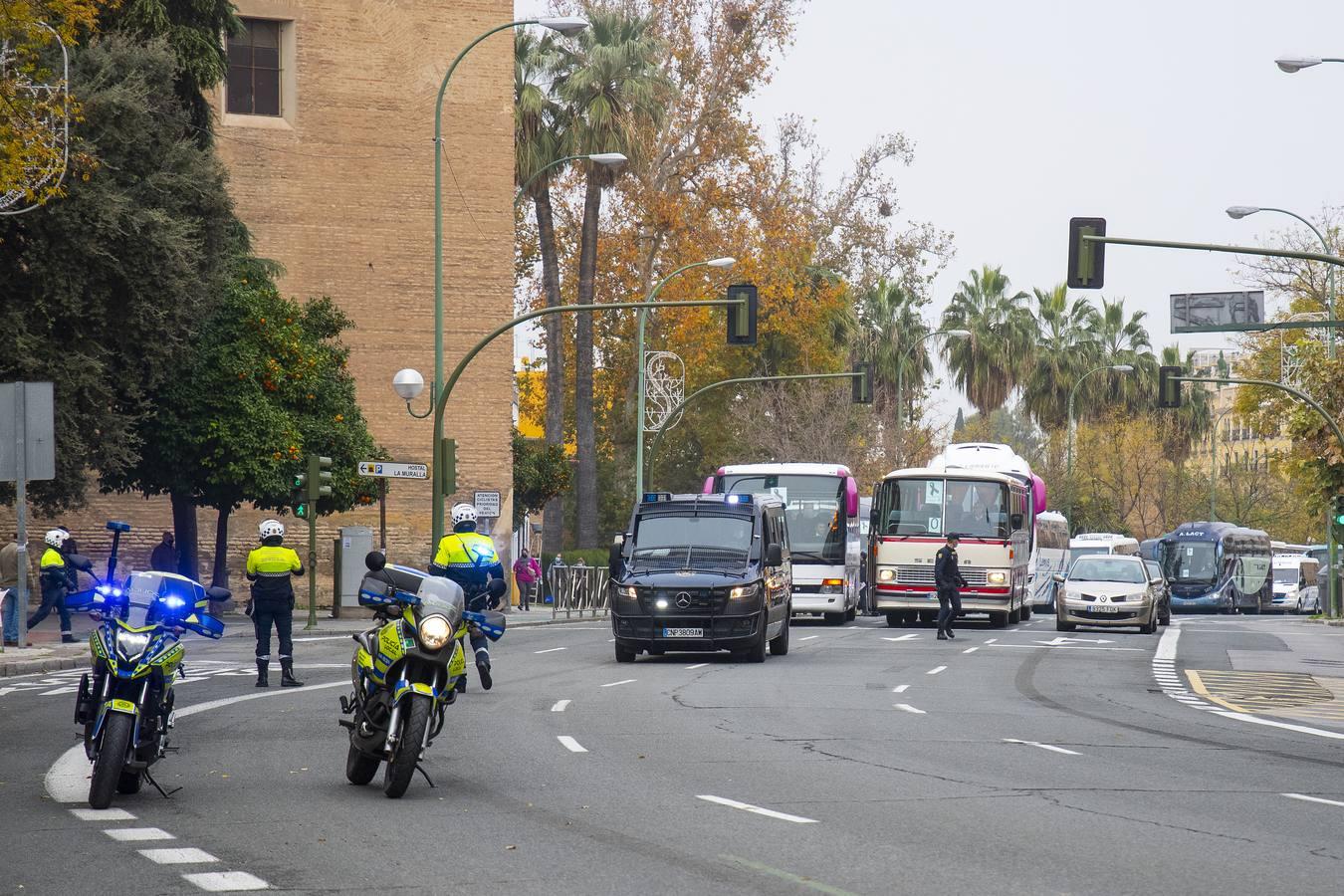 Los autobuses turísticos protestan en Sevilla