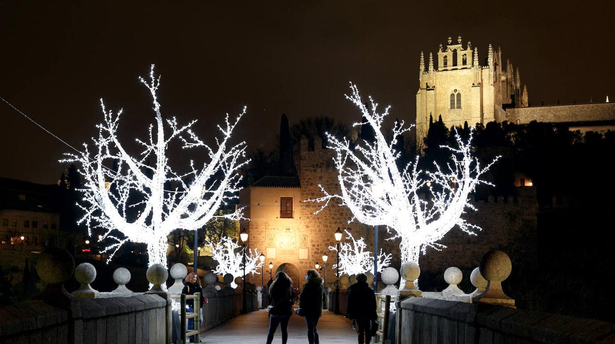 Los puentes iluminados, atractivo de la Navidad toledana