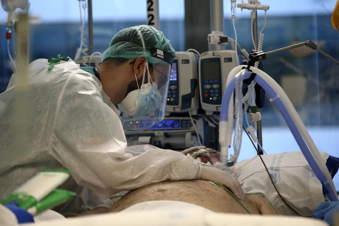 Entubamiento a un paciente con insuficiencia respiratoria. 