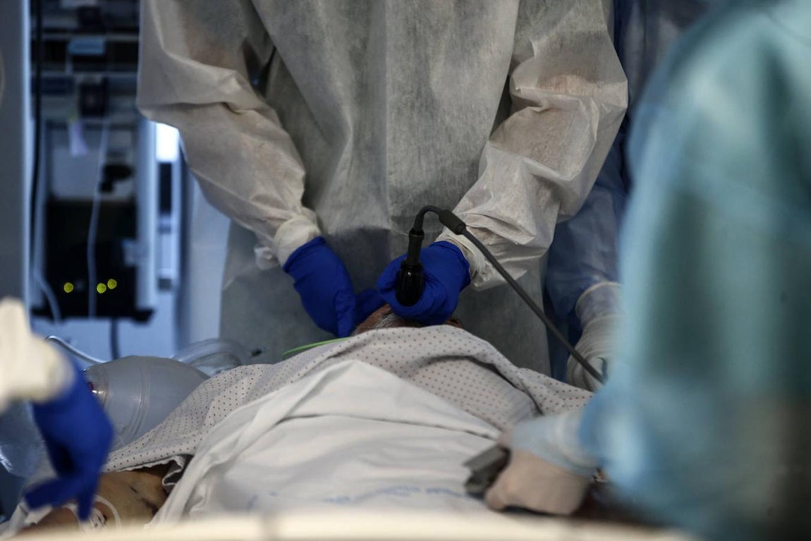 El trabajo en las UCI requiere de una formación específica que no se da en la carrera. 