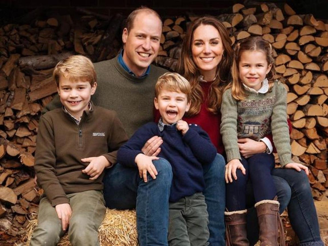 Una imagen del Príncipe Guillermo y Catalina de Cambridge junto a tres sus hijos y una dedicatoria: «Nunca podremos agradeceros lo suficiente la dedicación y el sacrificio que habéis hecho este año. Siempre estaremos agradecidos». 
