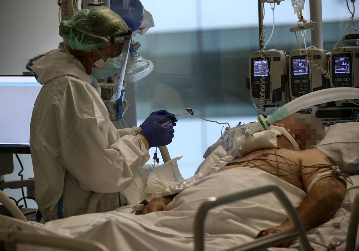 Los enfermeros reclaman una especialidad en cuidados críticos que les dote de los conocimientos para atender a los pacientes más graves. 