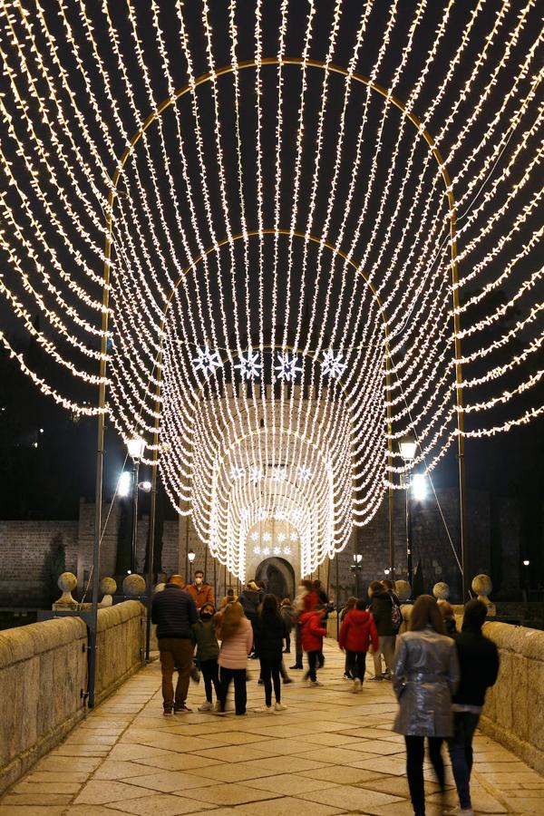 Los puentes iluminados, atractivo de la Navidad toledana