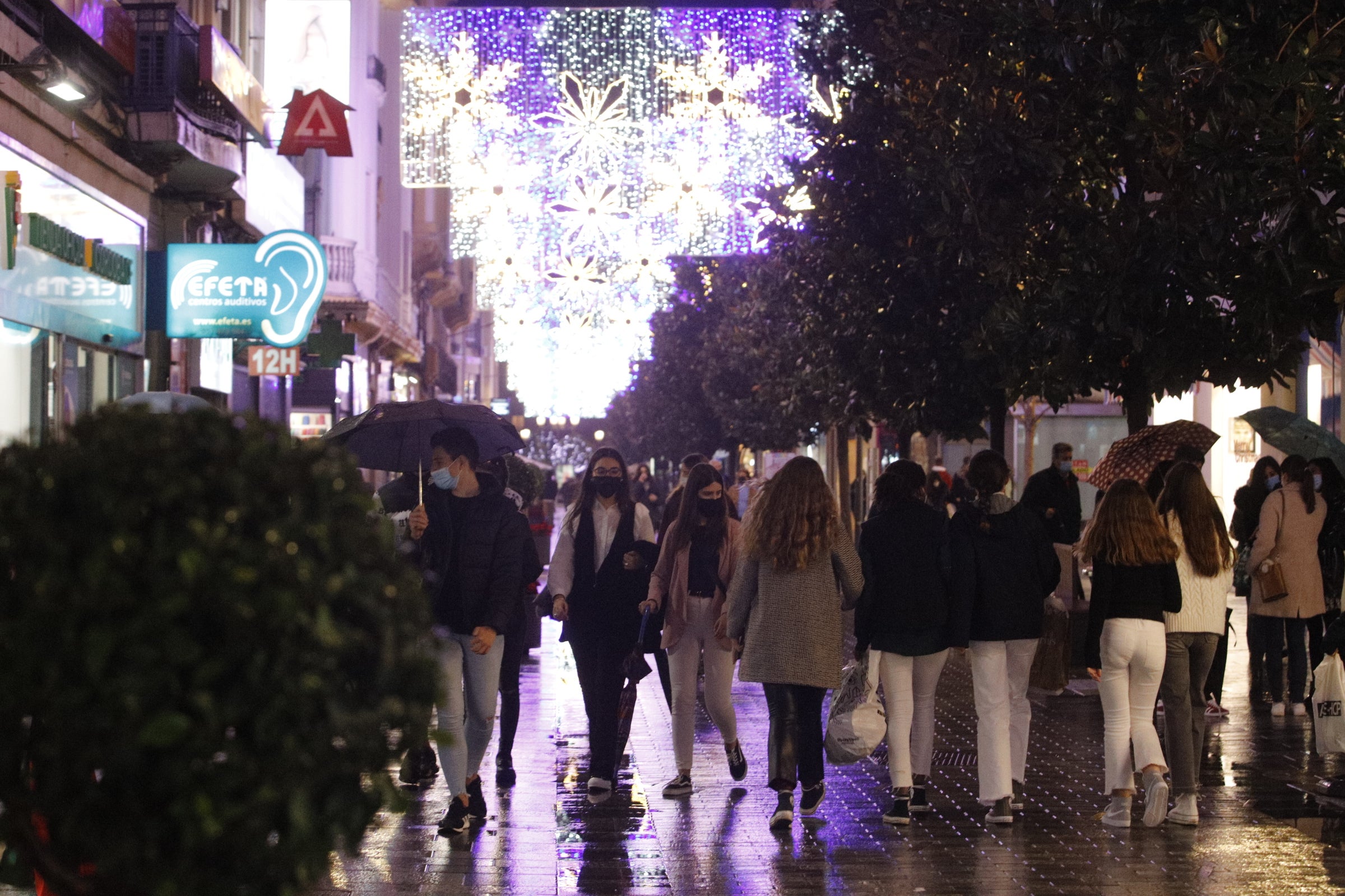 Desescalada en Navidad | El mal tiempo, antídoto de las bullas este sábado en el Centro de Córdoba