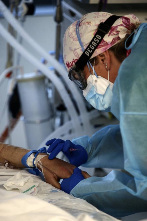 El objetivo de la formación es que, en caso de ser necesario recurrir a más enfermeros, todos tengan conocimientos básicos para trabajar en las UCI. 