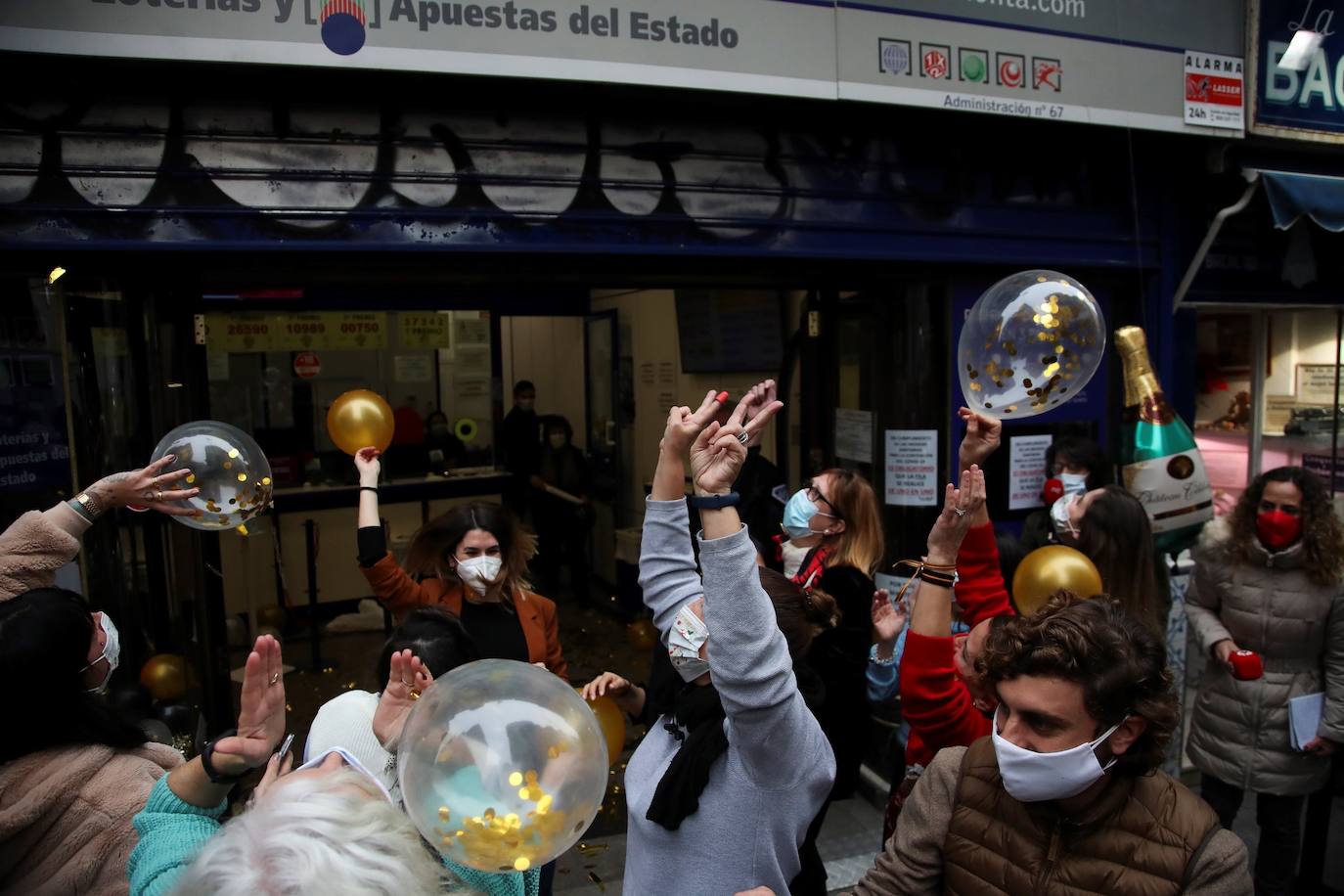 En la administración de "Doña Manolita" de Madrid festejan haber vendido décimos del premio gordo que ha recaído en el número 72.897. 