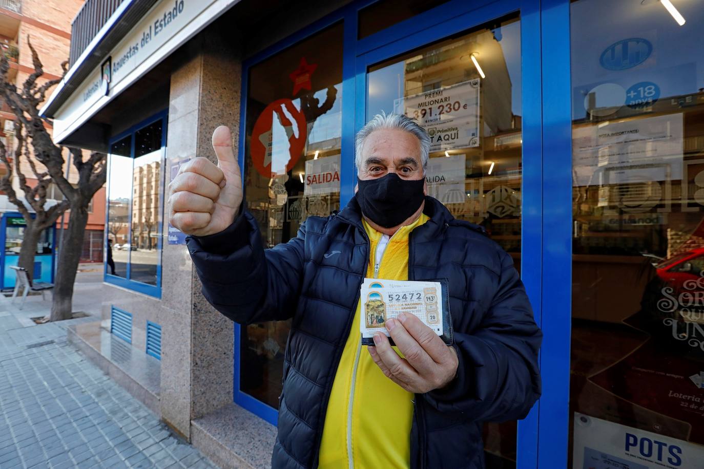 Juan, un vecino de Santa Margarida de Montbui (Barcelona) muestra el décimo premiado con el tercer premio de la Lotería de Navidad. 