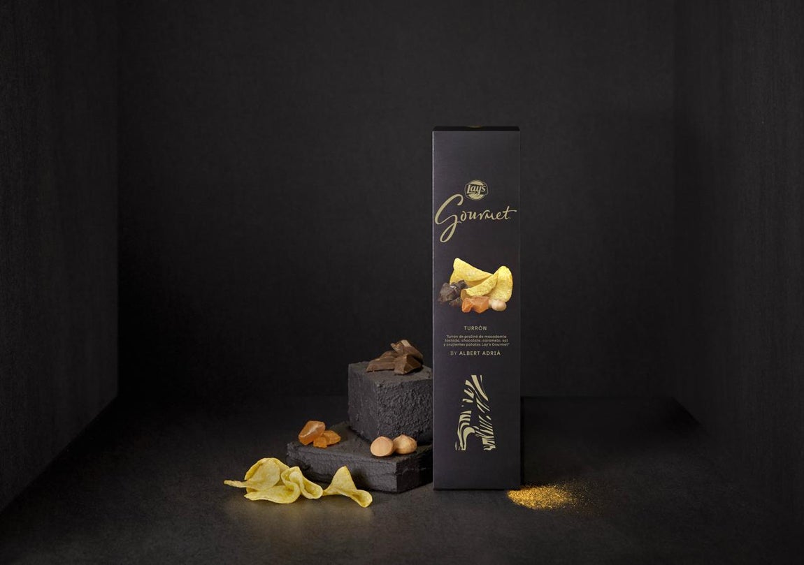 Turrón de alta cocina. Un año más, Lay` s Gourmet apuesta por una receta con sello de alta cocina junto al reconocido y premiado chef Albert Adrià. En este proyecto se fusionan, gastronomía y calidad, dando lugar a un turrón de estilo artesanal donde las patatas fritas son las protagonistas. Esta nueva reinterpretación del turrón es el resultado de una deliciosa combinación de praliné de nueces de macadamia tostada, chocolate, caramelo, sal y las patatas fritas con su delicado crujido en cada bocado, para deleite del paladar.
