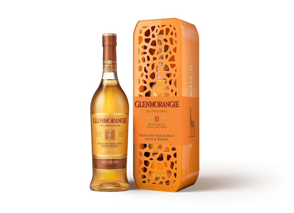 Un whisky premium. Glenmorangie propone una edición regalo que homenajea a la jirafa, animal en peligro de extinción que es el símbolo de la destilería. Para rendir tributo a este animal, presenta una botella de Glenmoragie The Original de 70cl envuelta en una llamativa caja metálica naranja con pequeñas perforaciones simulando las características manchas de su piel moteada. Con una altura de 5.14 metros, el equivalente al cuello de una jirafa adulta, los alambiques en los que se destila este single malt son los más altos de Escocia. Precio: 39,95€
