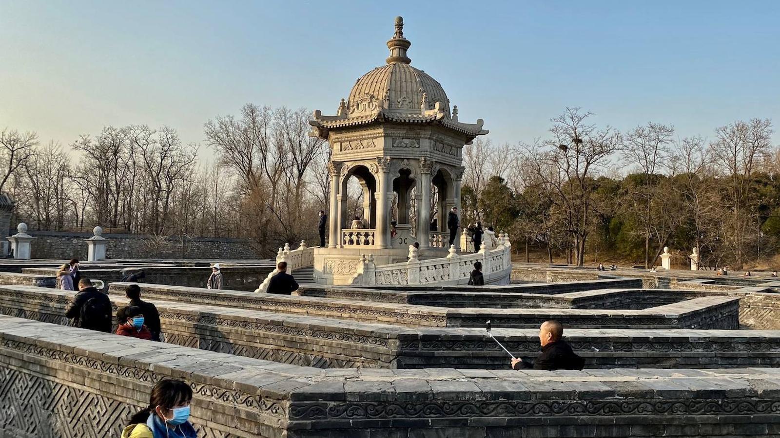 Algunas partes del Antiguo Palacio de Verano han sido reconstruidas, como este pabellón octogonal de estilo europeo al que se llega a través de un laberinto. 