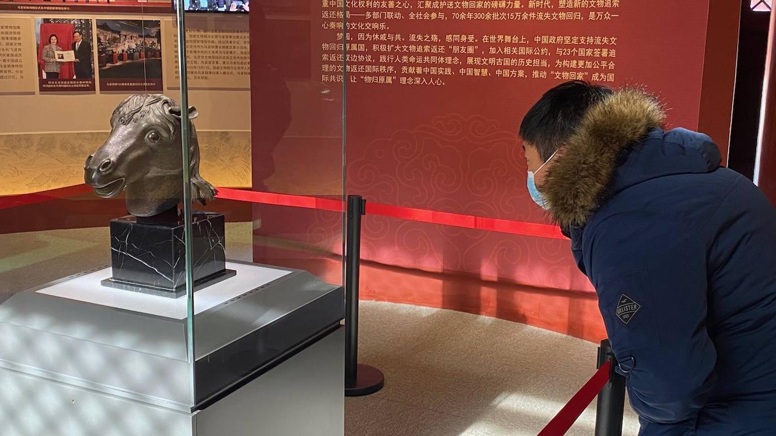 Una cabeza de caballo de bronce, que pertenecía a una fuente que funcionaba como reloj de agua, es la última reliquia expoliada devuelta a China. En 2007, fue comprada por siete millones de euros en una subasta de Sotheby´s en Hong Kong por el magnate de los casinos de Macao, Stanley Ho, fallecido en mayo. 