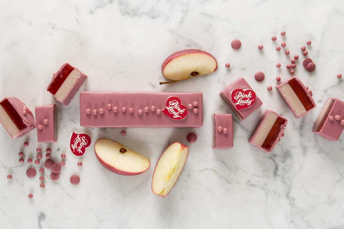 Un turrón diferente. Christian Escribà, reconocido como uno de los mejores maestros pasteleros de España y al frente de las pastelerías Escribà en Barcelona, presenta un turrón que nos hará ver la vida de color rosa estas fiestas. Elaborado con manzanas Pink Lady, en su interior tiene dos franjas: una semitransparente de pasta de fruta, elaborada con el zumo natural de las manzanas, y otra de ganache de trufa cocida con chocolate rubí y nata. El exterior está bañado en chocolate rubí (de intenso color rosa y de tendencia en pastelería) y perlas de frutos secos.Precio: 9,90€