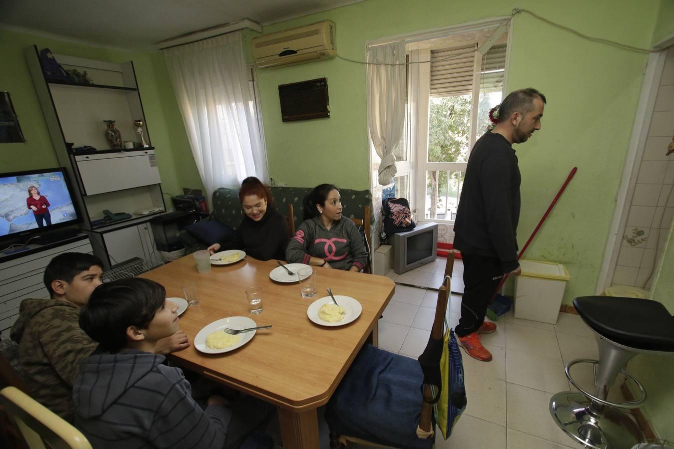 En imágenes, la Navidad en el barrio más pobre de España