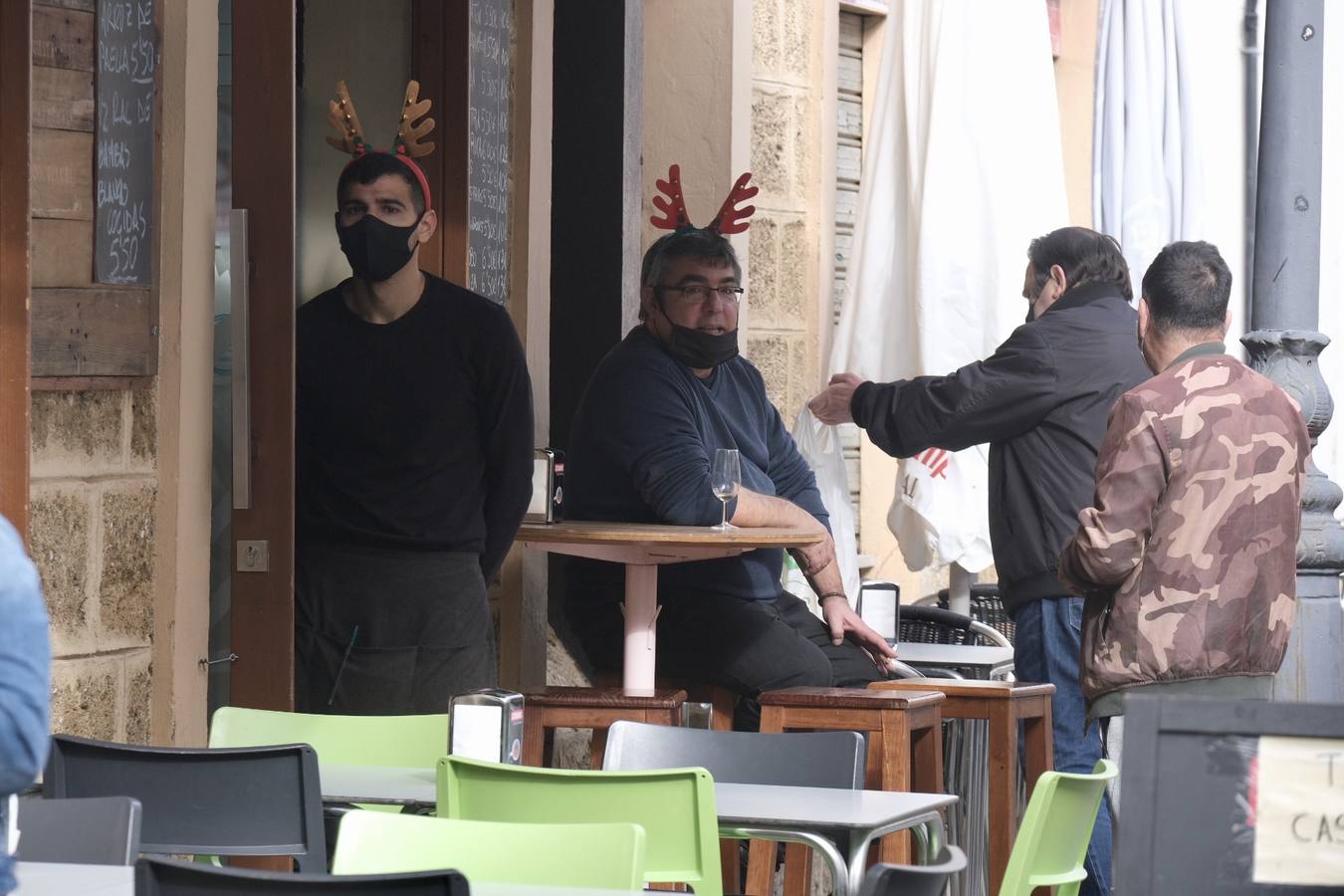 Ambiente en Cádiz las horas previas a la Nochebuena del coronavirus