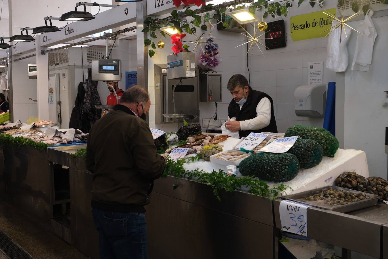 Ambiente en Cádiz las horas previas a la Nochebuena del coronavirus