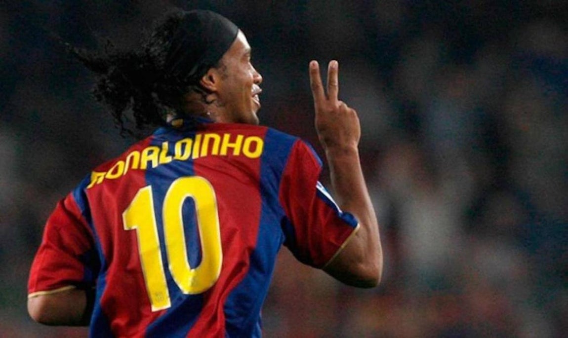 Beckham y Ronaldinho. Fueron rivales durante varios años, cada uno de ellos en un grande del fútbol español, pero la historia pudo ser bien distinta. En 2003, Joan Laporta, recién llegado a la presidencia del Barcelona, había prometido en campaña el fichaje del inglés, pero este tenía claro que quería vestir de blanco. Ante esta situación, el Barcelona tuvo que buscar una alternativa, y apareció en escena Ronaldinho, quien a su vez estaba en los planes de Florentino Pérez. El brasileño acabaría firmando por el Barcelona, cambiando la dinámica de un club en horas bajas y que en 2006 conquistaría, gracias a un gran Ronaldinho, su segunda Champions.