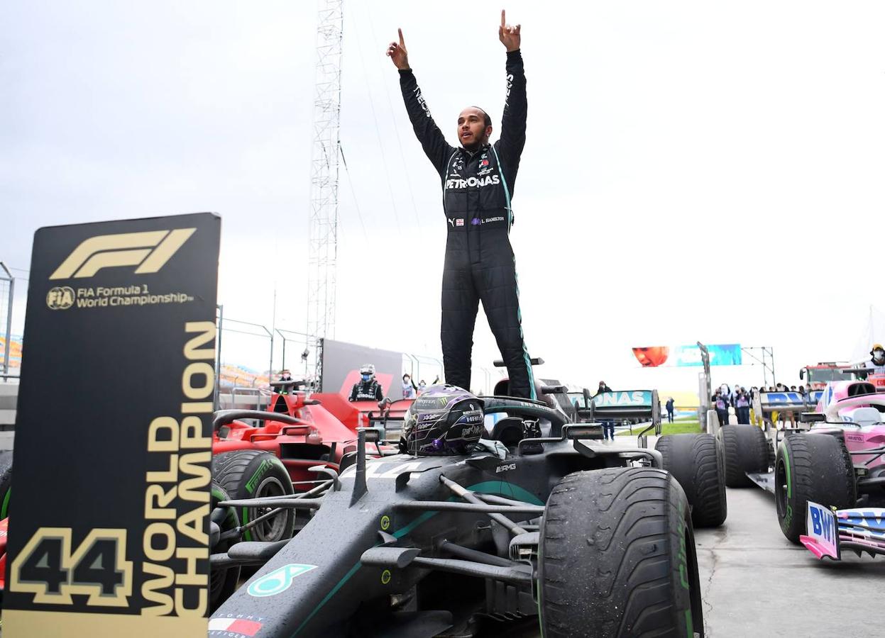 Lewis Hamilton. Por cuarto año consecutivo, Lewis Hamilton conquistó el Mundial de Fórmula 1, el séptimo de su carrera, igualando así el récord de Michael Schumacher. Era el 15 de noviembre, doce años después de su primer título en el Gran Circo, y Hamilton volvía a coronarse. Sus cifras son abrumadoras, superando a las que en su día firmó el laureado piloto alemán: 93 victorias por 91 de Schumacher, 162 podios contra 155 y 97 poles por 68. Se puede afirmar, por tanto, que desde aquel domingo Hamilton es el más grande en la historia de la F1.