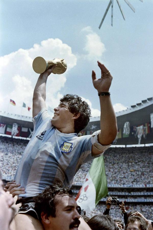 Diego Armando Maradona. El 25 de noviembre murió Diego Armando Maradona, para muchos, el futbolista más grande de todos los tiempos. Un paro cardíaco le costó la vida a los sesenta años, después de varias semanas en las que su estado de salud fue motivo de debate tras ser operado a principios de noviembre por un problema cerebrovascular. Durante los días venideros, todos los rincones de Argentina -y otras partes del mundo- se movilizaron para dar el último adiós al héroe del 1986, el chico de Villa Fiorito que soñaba con ganar un Mundial y comandó a su país hasta lo más alto en la cita de México. Para el recuerdo quedarán sus goles imposibles y sus jugadas de ensueño. A nivel de clubes, destacar su paso por el Nápoles, donde llegó a un club en decadencia y se fue, años después, con dos Scudettos y una Copa de la UEFA.