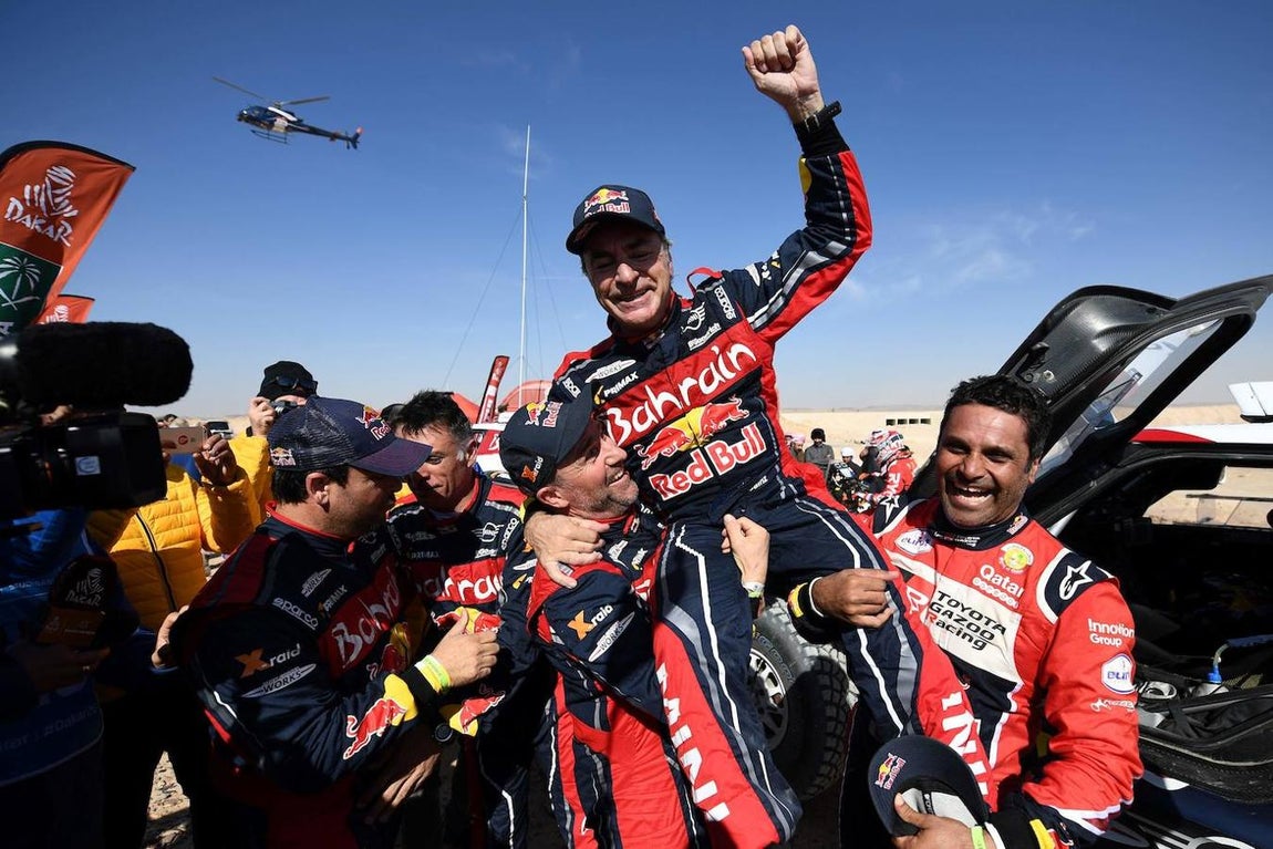 Carlos Sainz. El 17 de enero, Carlos Sainz volvió a escribir un nuevo capítulo en la historia del motor al conquistar su tercer Dakar. Con 57 años, sumó aquel este touareg de oro a los ya obtenidos en 2010 y 2018. Lo hizo, además, con una tercera marca distinta. Sainz ya había ganado con Volkswagen, Peugeot y entonces, Mini. Meses después, el 16 de octubre, fue galardonado con el Premio Princesa de Asturias de los Deportes 2020. Su candidatura fue propuesta por Luis María Ansón, Premio Príncipe de Asturias de Comunicación y Humanidades 1991, y fue apoyada, entre otros, por los premios Príncipe de Asturias de los Deportes Rafael Nadal (2008), Iker Casillas (2012) y Pau Gasol (2015), así como por Jean Todt y Manuel Aviñó, presidentes de la Federación Internacional y Española de Automovilismo, respectivamente.