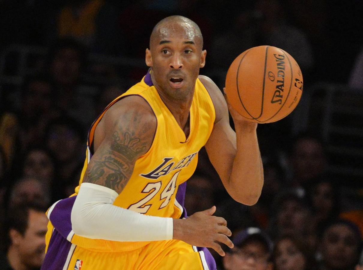 Kobe Bryant. El 26 de enero, un trágico accidente de helicóptero acabó con la vida de Kobe Bryant, uno de los mejores jugadores de la historia de la NBA. La noticia fue adelantada por el portal estadounidense TMZ, y una vez se hubo superado el shock inicial, fue abriendo poco a poco todos los diarios del mundo. Aquel día, un grupo de excursionistas en bici vio caer su helicóptero en Calabasas, entre los cañones que circundan el Oeste de Los Ángeles. La máquina perdió el control y se precipitó contra una zona pedregosa. Después, se supo que Bryant era una de las ocho personas que iban dentro. También estaba Gianna, la mayor de sus hijas, de 13 años y que había heredado la pasión por el baloncesto de su padre. También falleció. En la cancha, Kobe lo consiguió todo: cinco anillos de la NBA, título de MVP, récords de precocidad y de anotación, 18 veces All-Star… Llegó incluso a colarse en el debate entre los más grandes. Desgraciadamente, falleció antes de volver a ver a sus Lakers proclamarse campeones de la NBA.