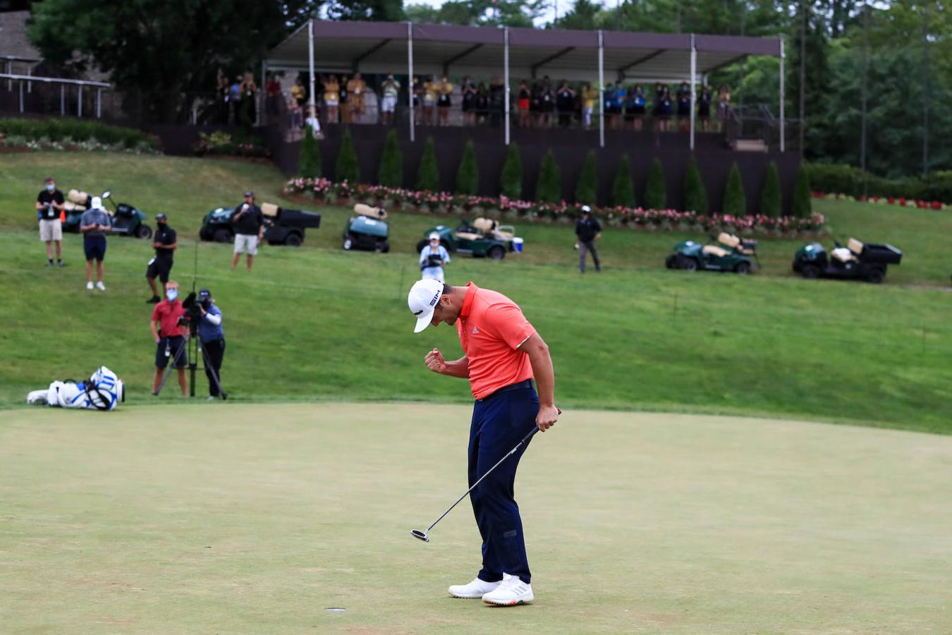 Jon Rahm. Jon Rahm logró en este 2020 liderar la clasificación mundial de los mejores jugadores de golf, algo que solo había conseguido Severiano Ballesteros para el deporte español. Era el mes de julio, cuando consiguió encaramarse en la cima de su deporte tras adjudicarse el Memorial con nueve golpes por debajo de par, tres por delante del estadounidense Ryan Palmer. Un hito que supuso un reconocimiento a una carrera que, ya desde muy temprana edad, comenzó a llamar la atención, cuando Rahm quedó campeón de España con 15 años. Dos semanas después de aquel éxito perdería el número uno en detrimento de Justin Thomas. Rahm terminará el año como segundo, por detrás de Dustin Johnson.