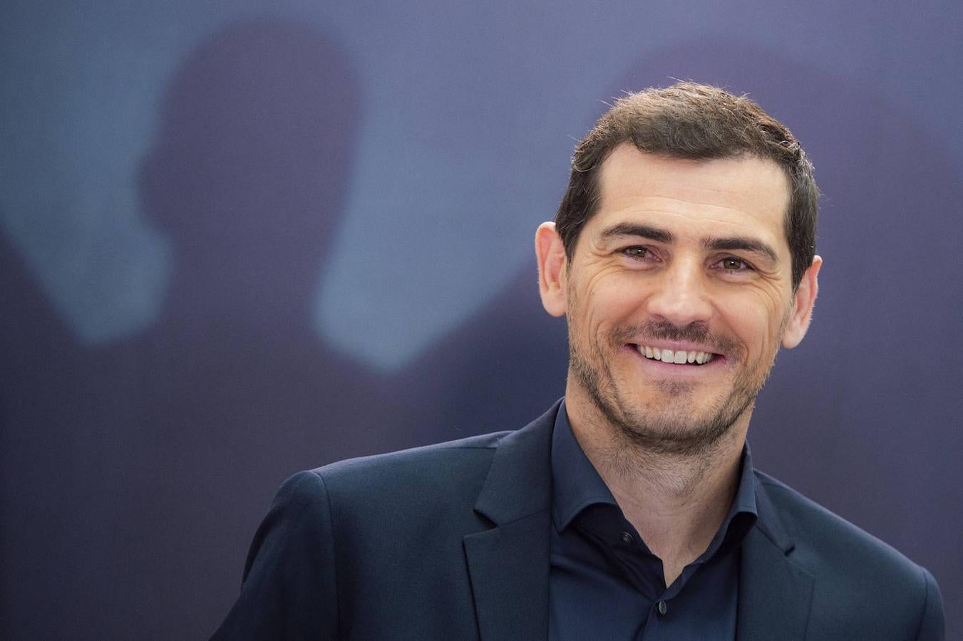 Iker Casillas. Después de un año parado, tras haber sufrido un infarto, Iker Casillas decidió colgar los guantes de manera definitiva en este 2020. El portero explicó su decisión a través de un mensaje publicado en sus redes sociales en el que daba las gracias a todo el mundo tras treinta años de carrera. «Es el momento de decir adiós. Gracias al fútbol por permitirme formar parte de él. No es un punto final, el viaje no acaba aquí. Tengo claro que volveremos a encontrarnos». Con su adiós se confirmó la retirada de una de las últimas leyendas del fútbol español. Un guardameta que hizo historia en el Real Madrid y en la selección. Campeón, entre otras cosas, de tres Champions con el club blanco y de dos Eurocopas y un Mundial con el combinado nacional. Hace escasos días se anunció su regreso al Real Madrid como adjunto al director general de la Fundación del club.