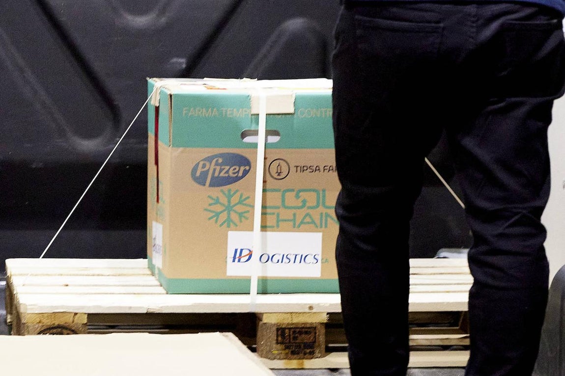 Un operario recoge la caja con las dosis de la vacuna desarrollada por los laboratorios Pfizer y BioNtech. 