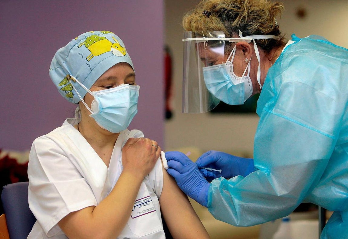 Mónica Tapias, una auxiliar de enfermería y la trabajadora más joven de la residencia de mayores Los Olmos, ha sido la primera sanitaria en recibir la vacuna contra la Covid-19. 