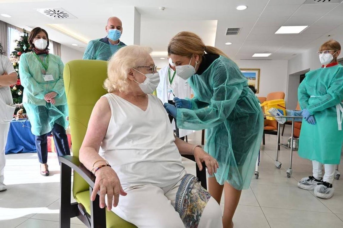 Pilar, de la Residencia Fray Leopoldo de Granada, ha sido vacunada contra la Covid-19 este domingo en Andalucía. 
