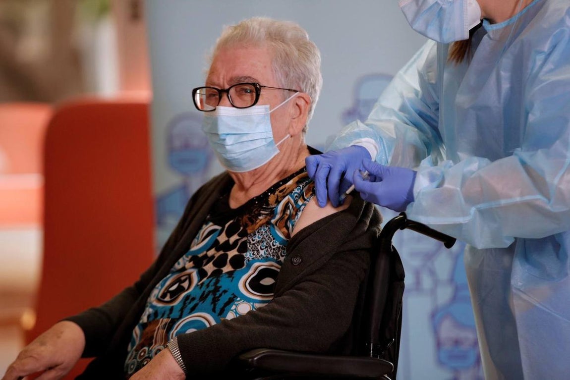Josefa Pérez, de 89 años, residente de la residencia Llarga Laia González de L'Hospitalet de Llobregat, que ha sido la primera persona en recibir la vacuna contra la Covid-19 en Cataluña. 