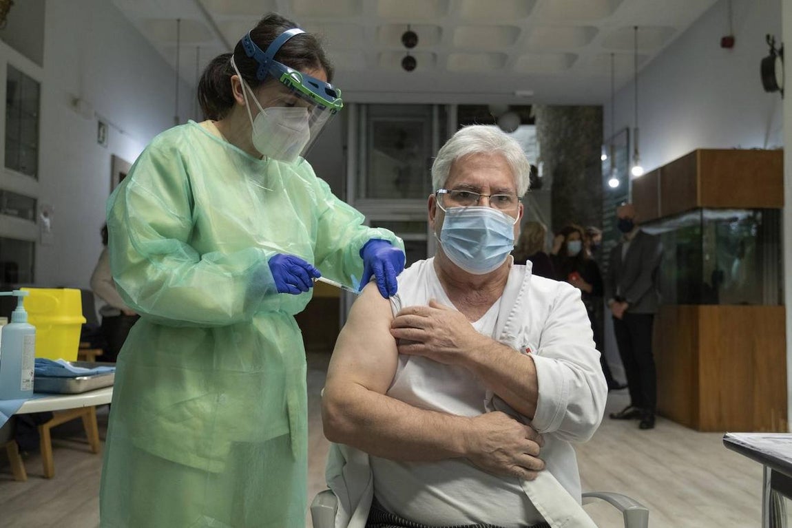 Nieves Cabo, de 82 años, la primera gallega que recibe la vacuna conta el Covid, en la residencia Puerta del Camino. 