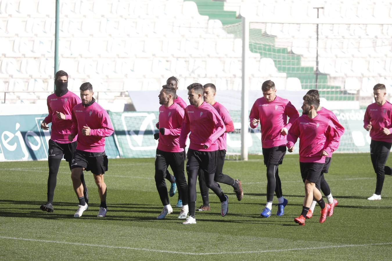 El regreso del Córdoba CF tras el parón navideño, en imágenes