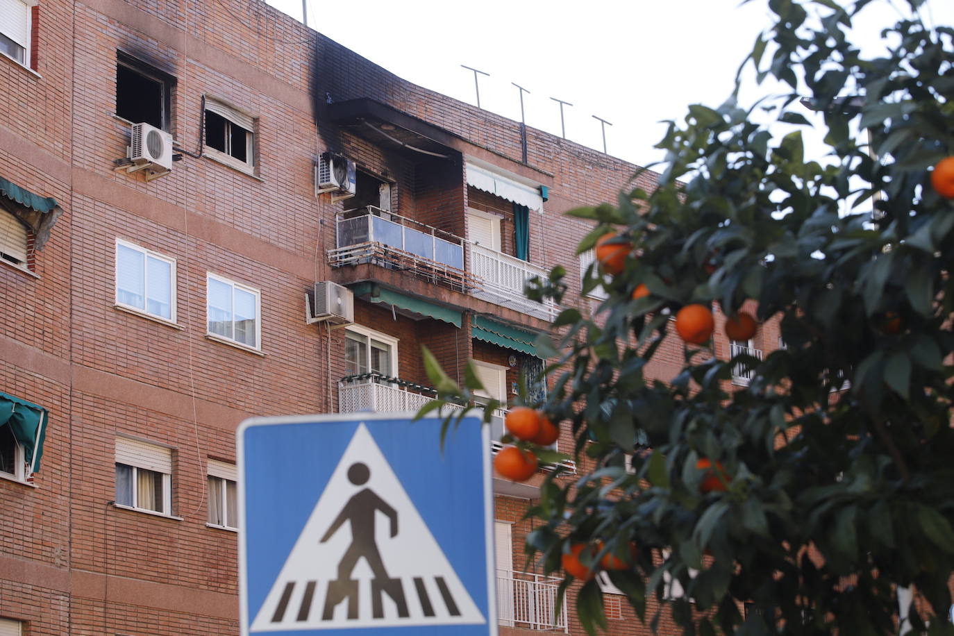 En imágenes, el piso incendiado donde ha muerto una anciana en Córdoba